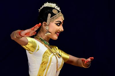 Mohiniyattam